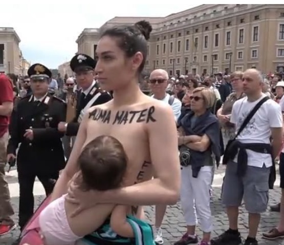 Arrestan a activista de Femen por amamantar en la Plaza San Pedro del Vaticano