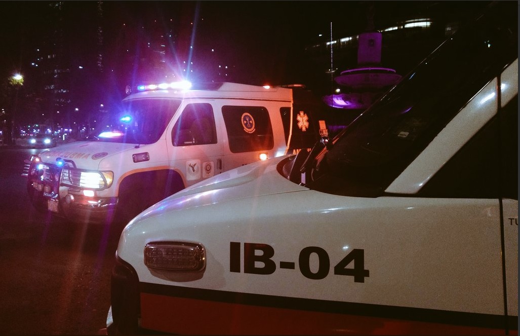 Auto daña ambulancia en choque y escapa en la colonia Guerrero