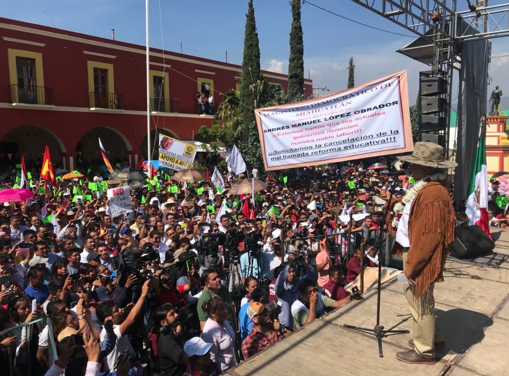 AMLO anuncia en Oaxaca 10 compromisos con la educación