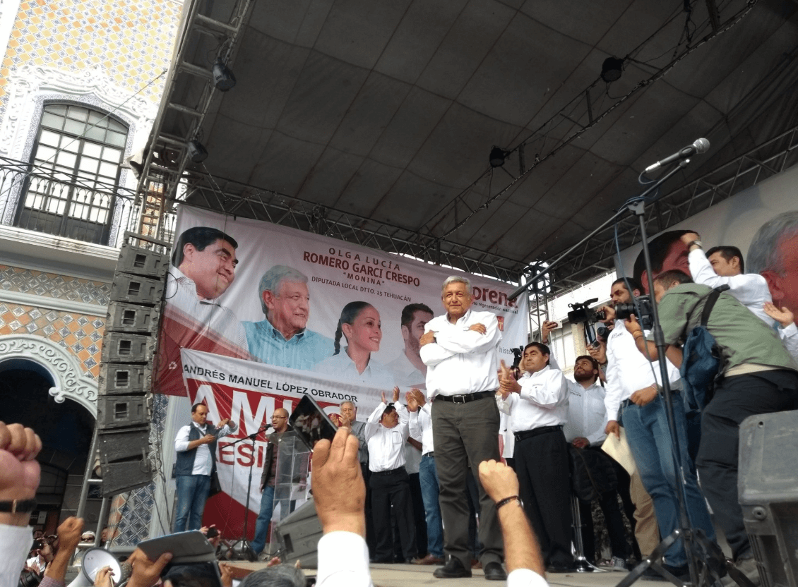 López Obrador se compromete a cumplir la Constitución y no reelegirse