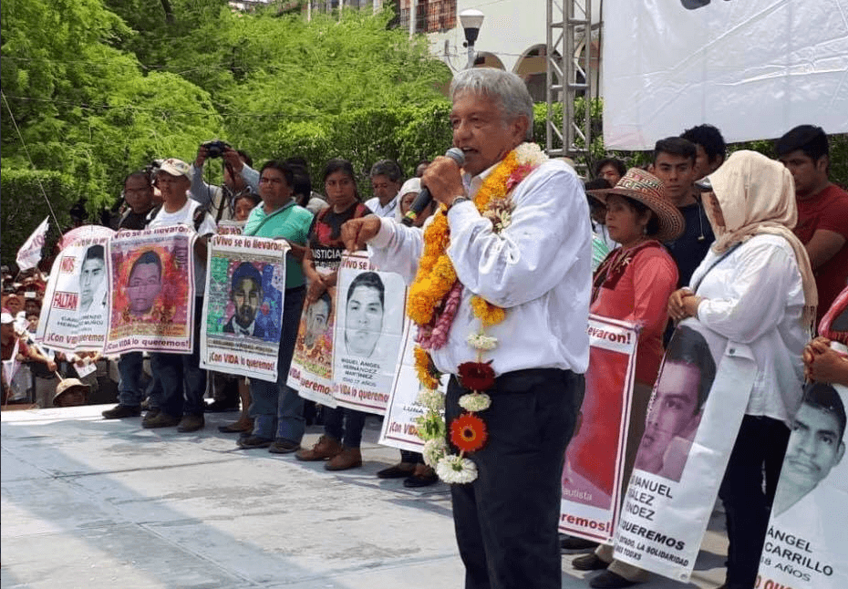 López Obrador ofrece esclarecer el caso de Ayotzinapa