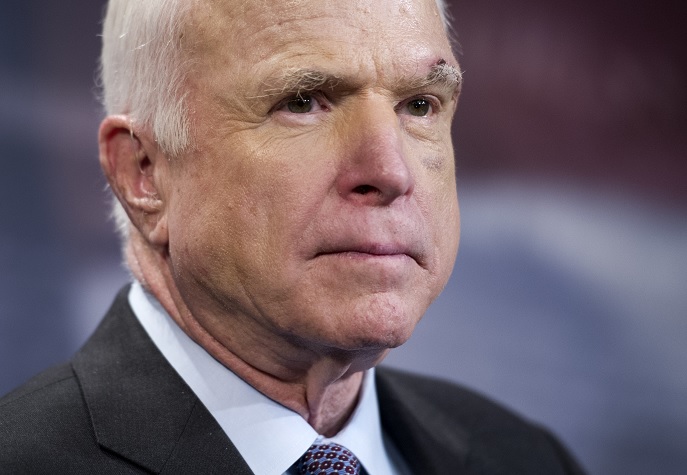 Asesora de la Casa Blanca se burla del estado de salud de John McCain