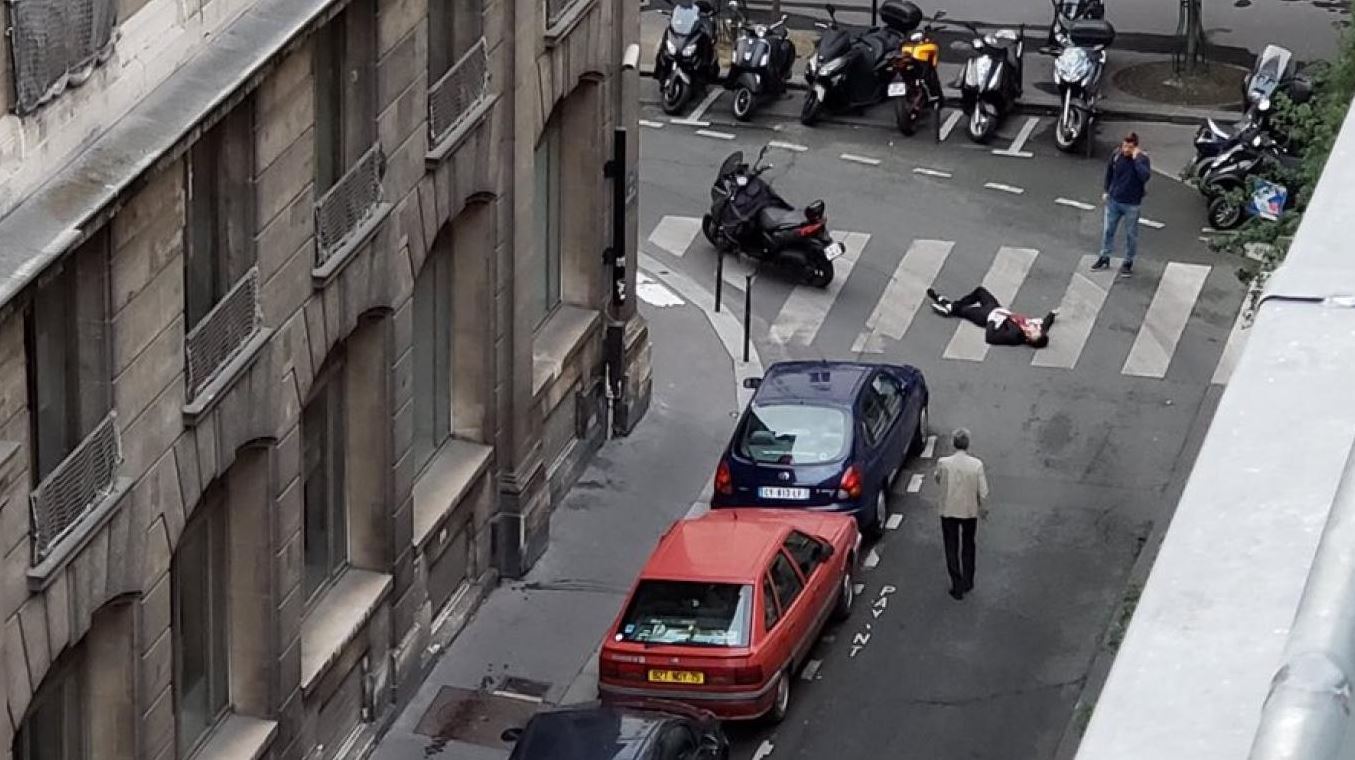 Un hombre agrede a varias personas con un cuchillo en París