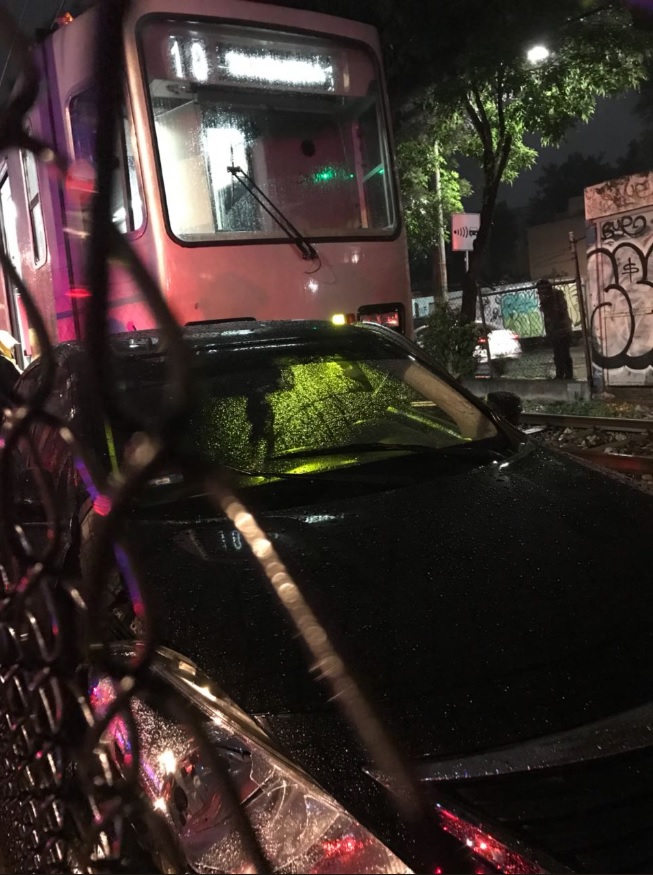 auto es impactado por tren ligero en xochimilco