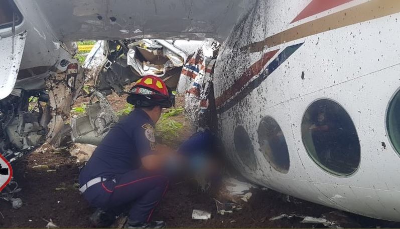 Mueren dos mexicanos al desplomarse avioneta en Guatemala