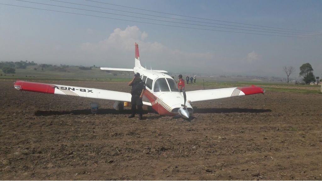 Avioneta realiza aterrizaje forzoso en Toluca