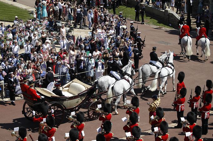 Príncipe Enrique y Meghan Markle pasean por Windsor en coche de caballos tras boda