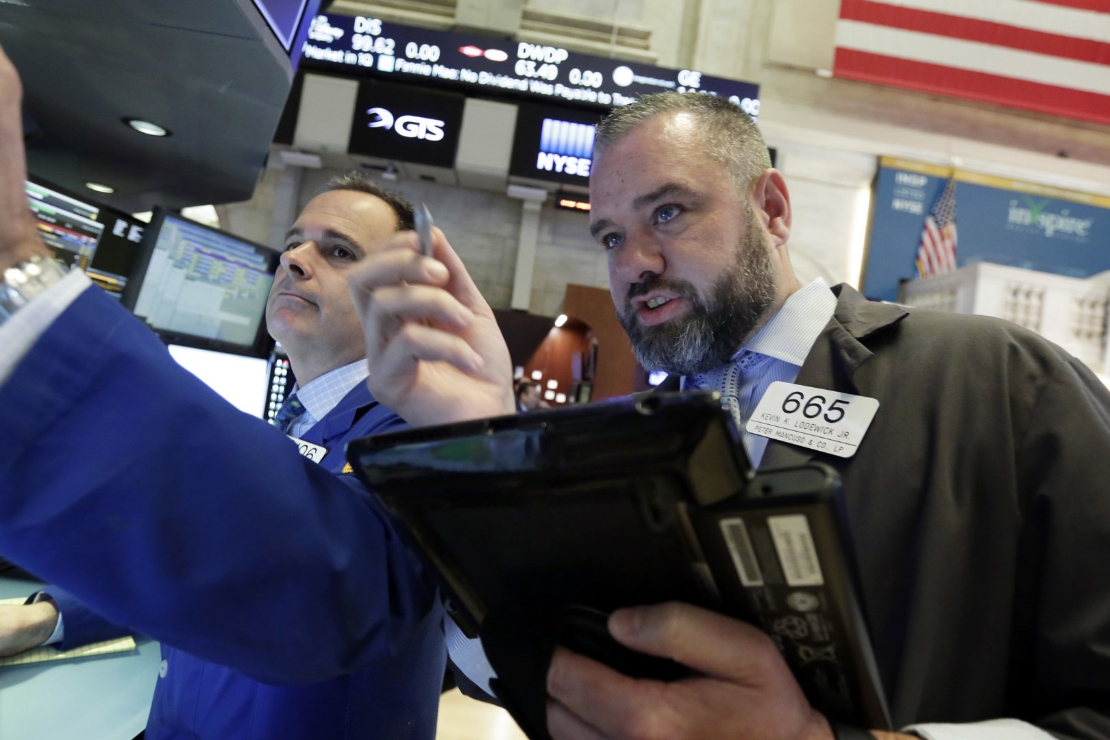 Bolsa de Nueva York abre a la baja atenta a negociaciones