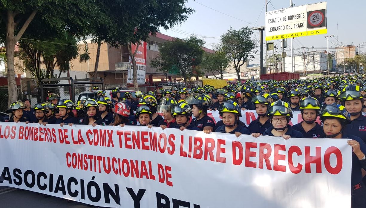 Protestan Bomberos por denuncia de Morena contra Barrales