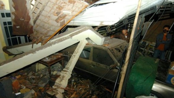 Camión se estrella contra casas en Indonesia; hay 12 muertos