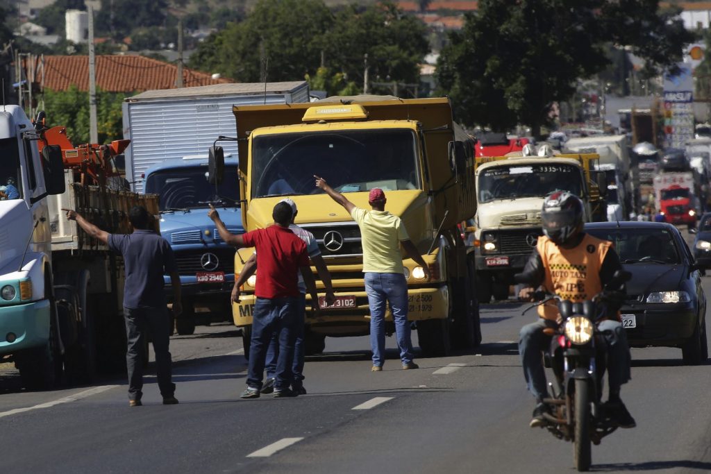 Camioneros en huelga bloquean desde hace cinco días carreteras