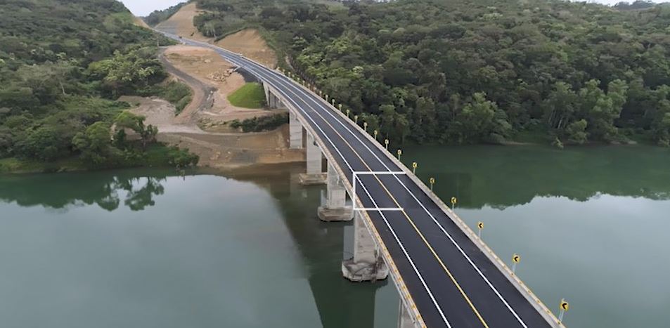 Peña Nieto entrega carretera y supervisa obra de puerto en Veracruz