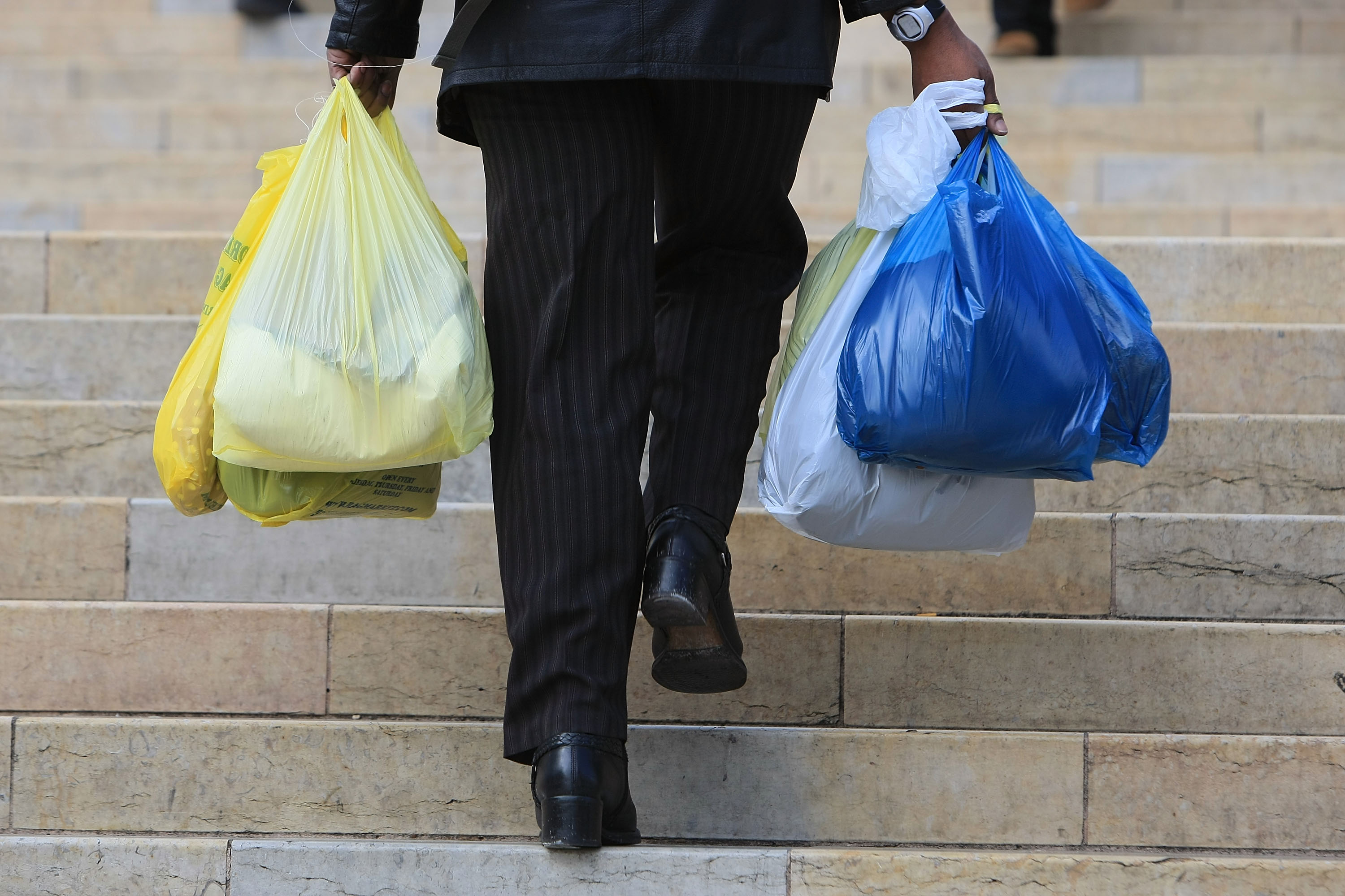Chile prohíbe usar bolsas plástico comercios