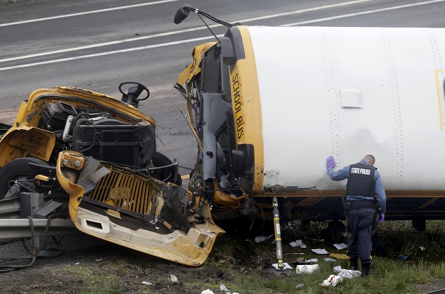 Choque entre autobús escolar y camión deja 2 muertos y 45 heridos en EU