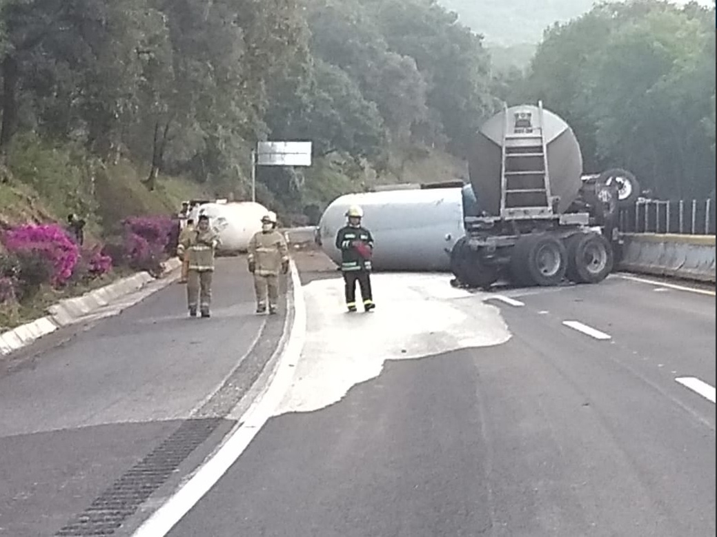 choque de pipa de gas y trailer cierra la autopista mexico cuernavaca