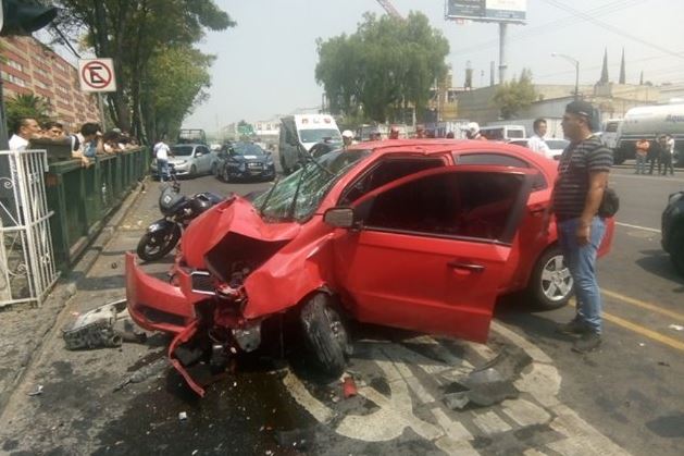 Accidente vehicular deja tres lesionados en Manuel González, CDMX
