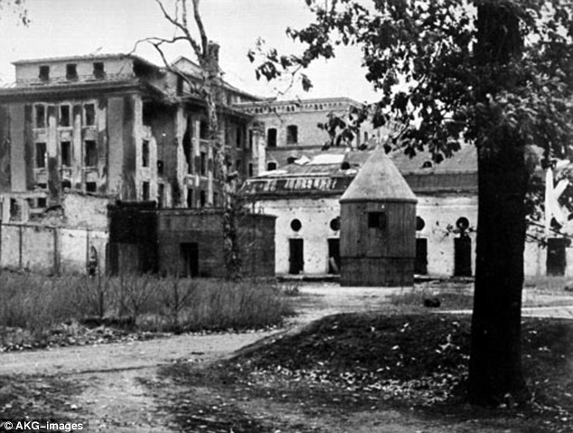 punto-donde-se-cree-que-hitler-fue-incinerado-por-sus-soldados-tras-la-batalla-de-berlin-abril-1945