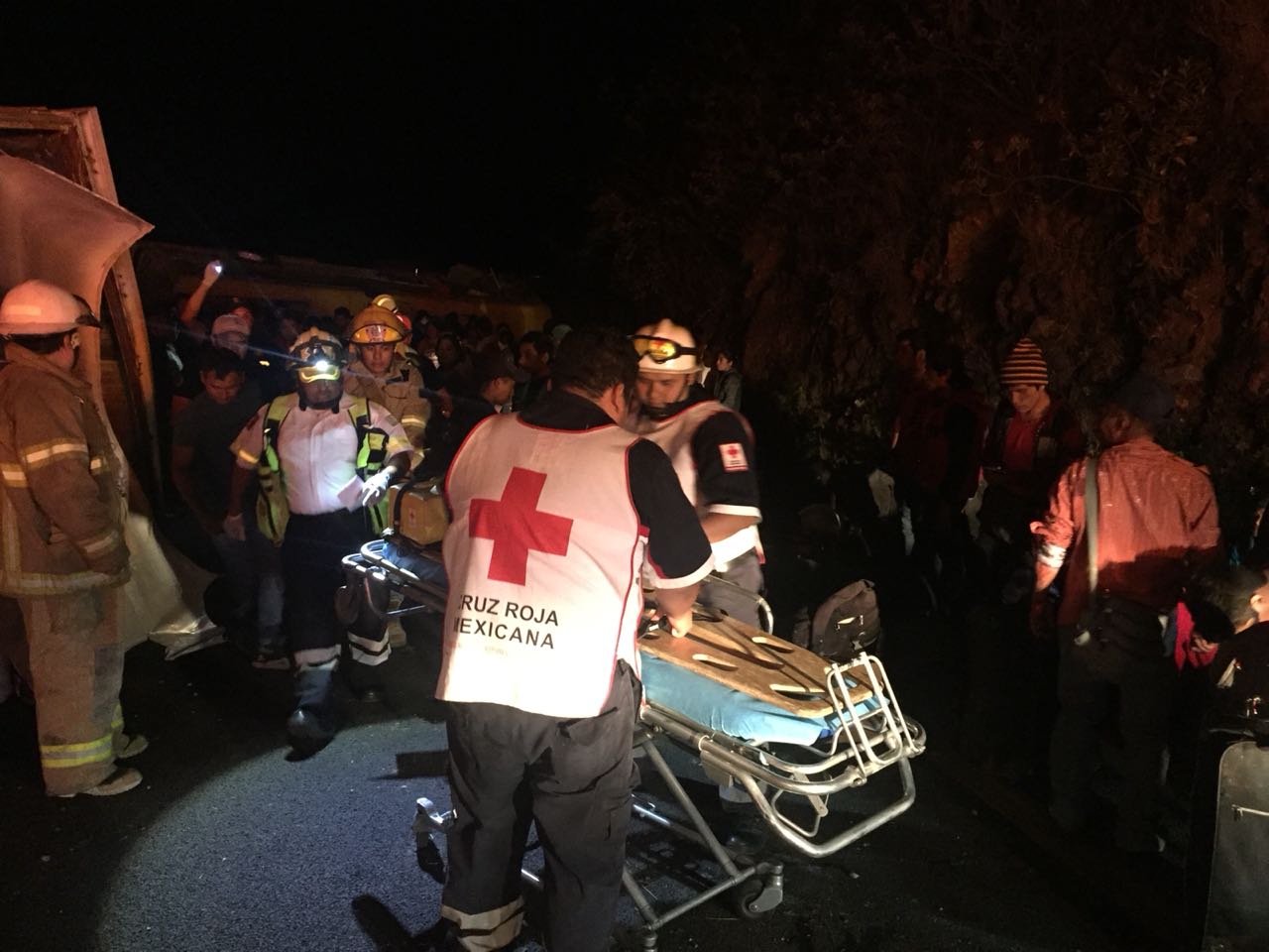 Paramédicos de Cruz Roja atendieron a los lesionados del accidente registrado en autopista Puebla-Orizaba. (Noticieros Televisa)