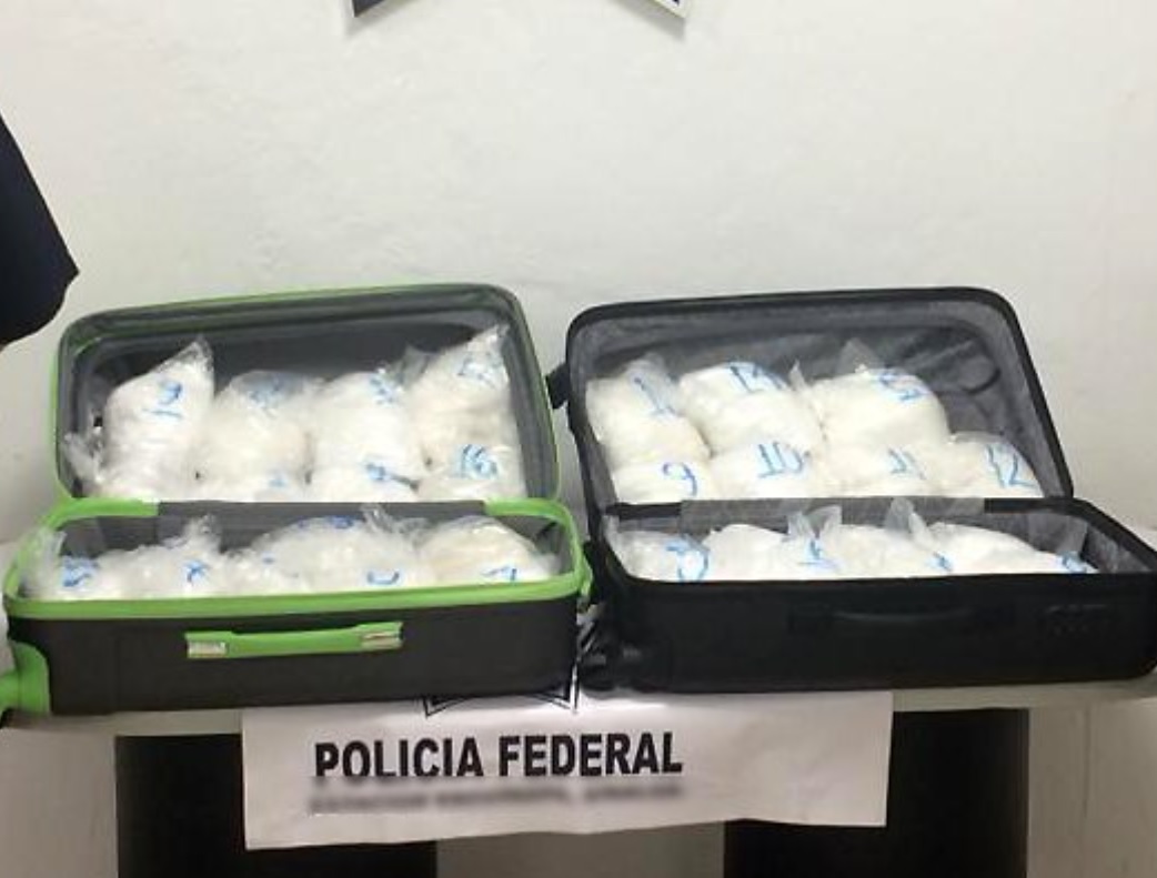 Decomisan 31 bolsas con crystal ocultas en un autobús en Sinaloa