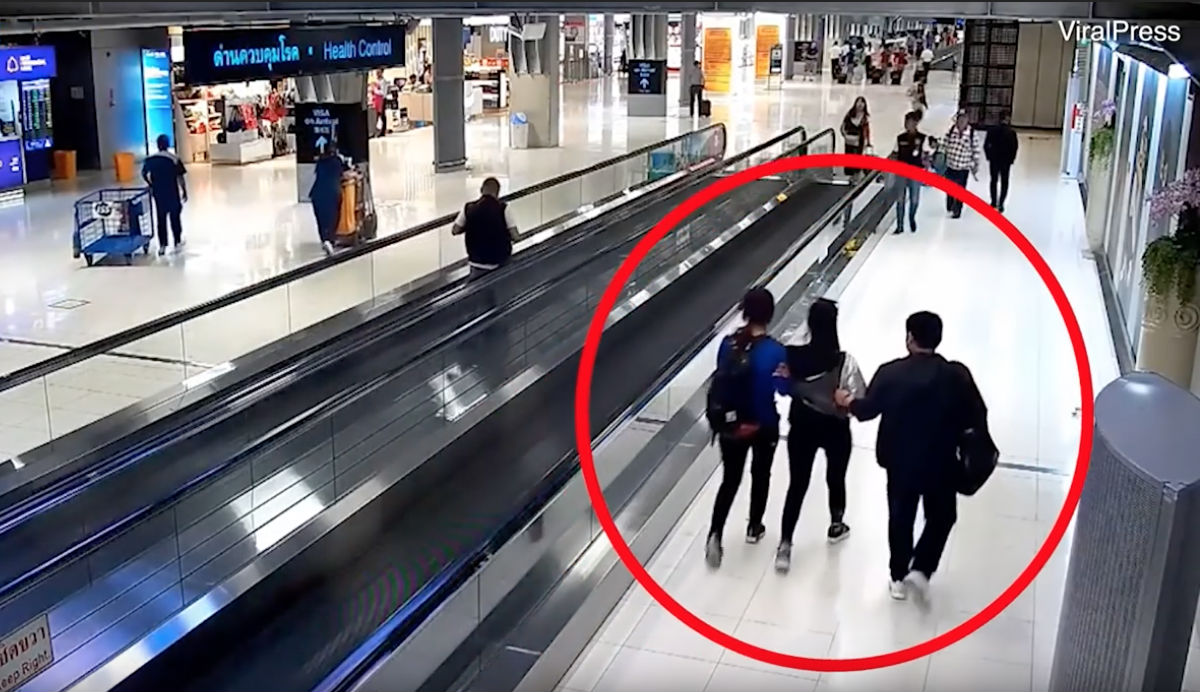 Video: Momento exacto del secuestro de una mujer en terminal de aeropuerto