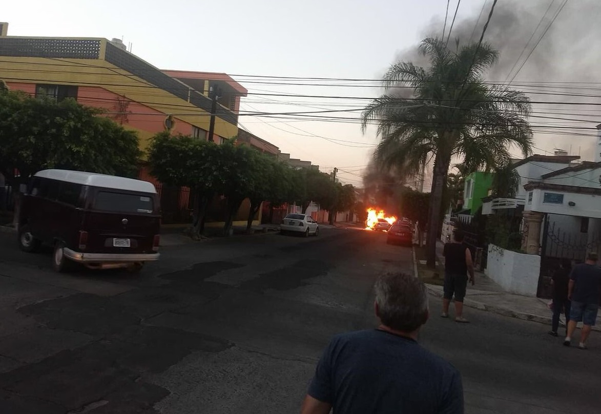 Queman vehículos en distintos puntos de Guadalajara tras ataque a exfiscal