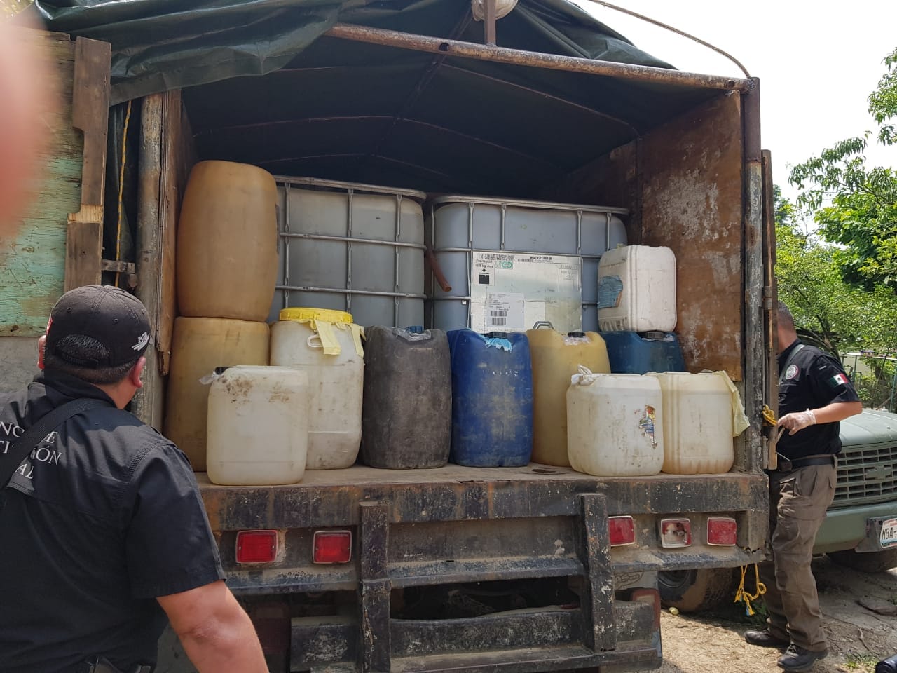 Aseguran 23 mil litros de hidrocarburo y vehículos durante cateo en Tabasco