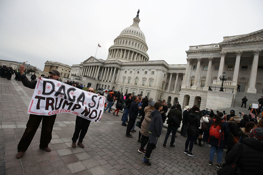 Demandan Donald Trump mantener programa DACA