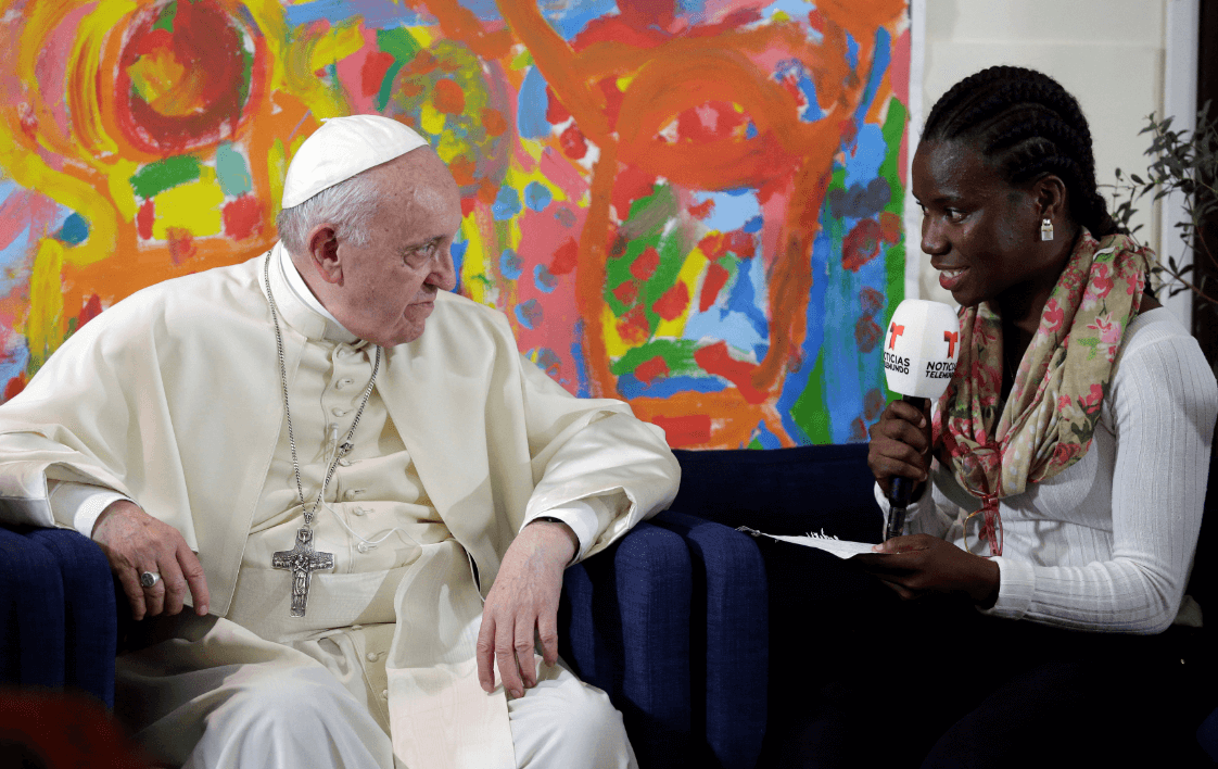 El papa Francisco conversa con una joven durante evento de Scholas Ocurrentes. (Reuters) 