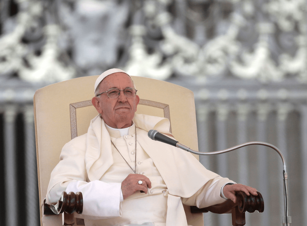 Papa dice a obispos que no acepten a seminaristas gays, según La Stampa