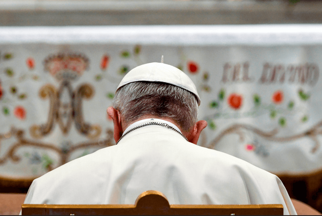 El papa inicia mayo con el rezo del rosario por la paz mundial