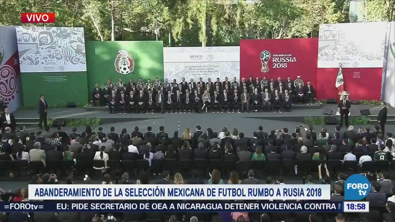 EPN abandera a la Selección Mexicana