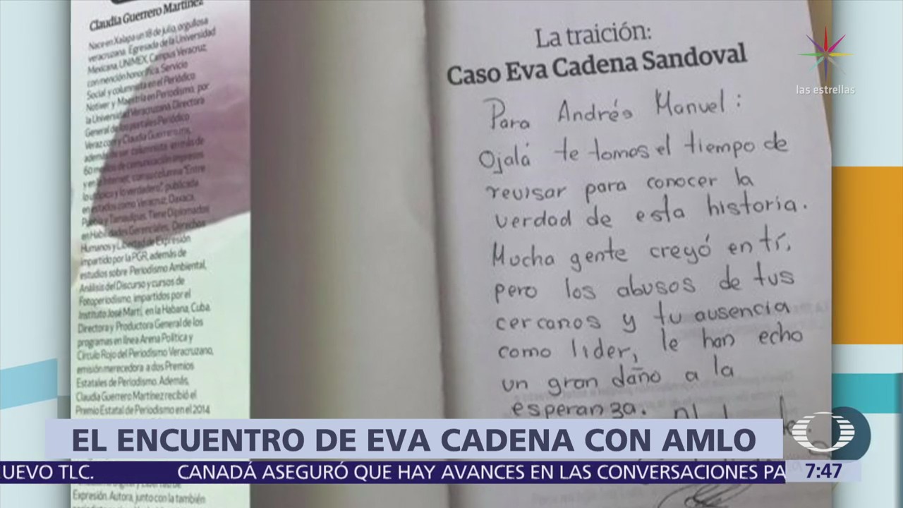 Eva Cadena Regala Libro López Obrador Durante Mitin Veracruz