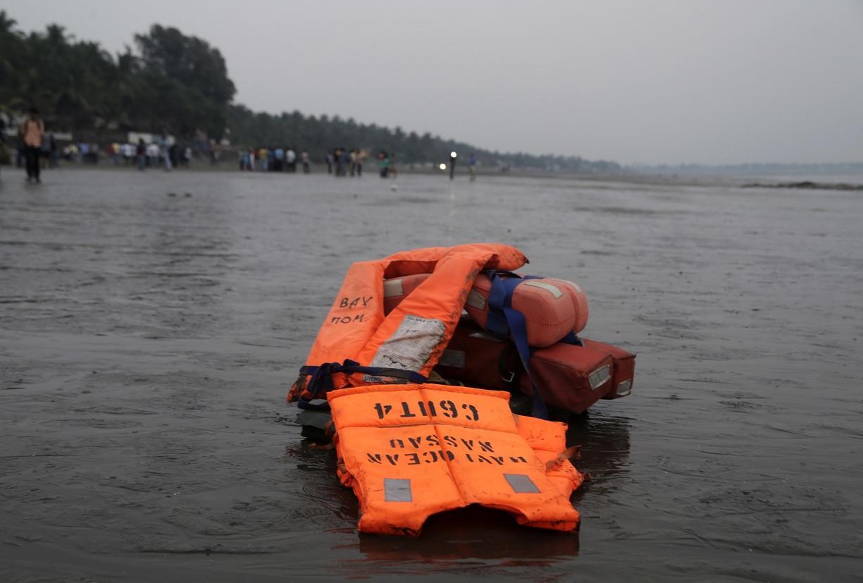 40 personas permanecen desaparecidas al naufragar un ferry en India