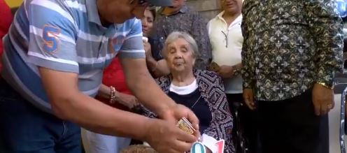 Mujer festeja su cumpleaños número 101 en Monterrey, Nuevo León