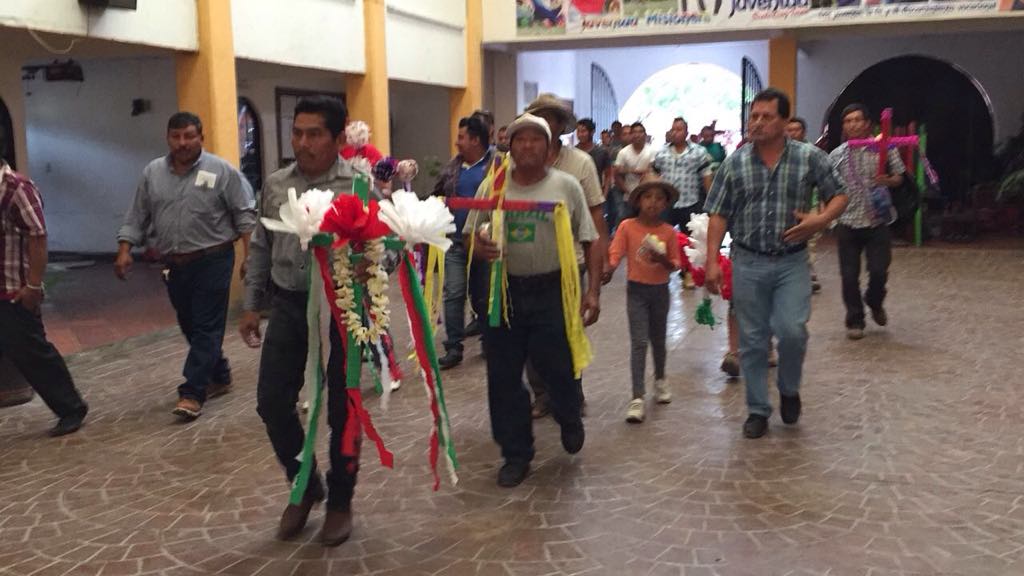 Trabajadores de la construcción celebran a la Santa Cruz en Chiapas