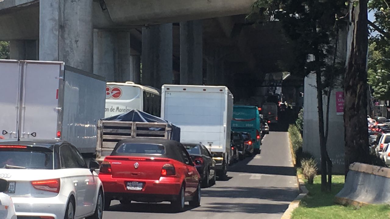 Fila de autos sobre Viaducto Tlalpan, sur de la CDMX