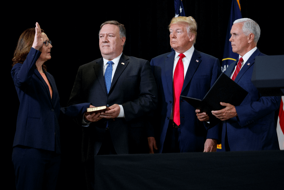 Gina Haspel, Mike Pompeo, Donald Trump y Mike Pence. (AP) 