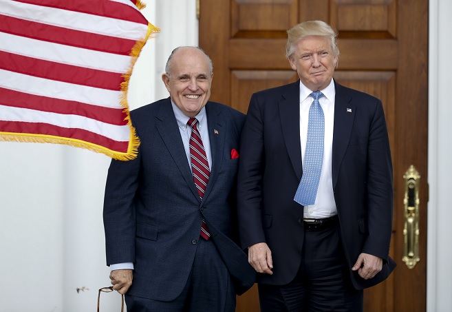 Giuliani insiste que pago a actriz porno no salió de la campaña de Trump