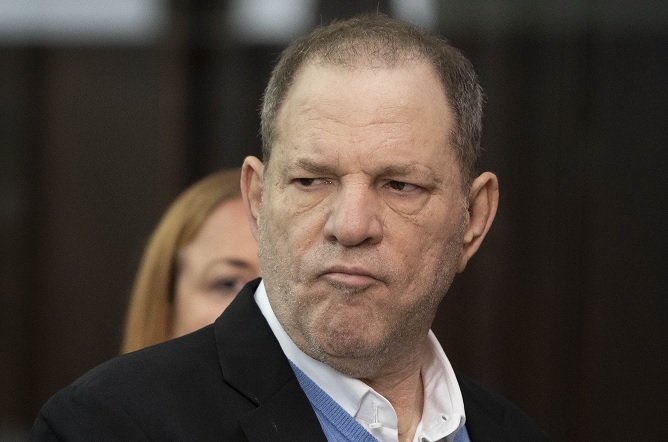 Juez deja en libertad bajo fianza a Harvey Weinstein
