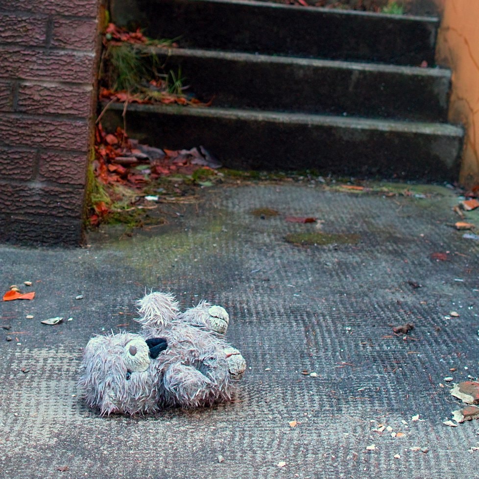 foto-juguete-abandonado-sucio-calle-analogia-violencia-abuso-menores
