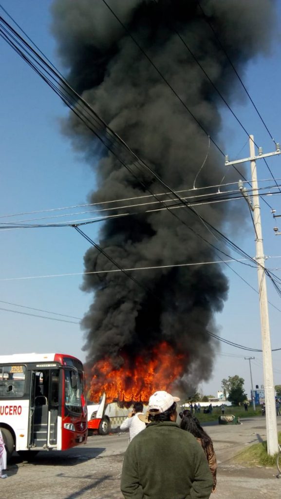 Habitantes de Otzolotepec queman camiones; exigen pagar gastos