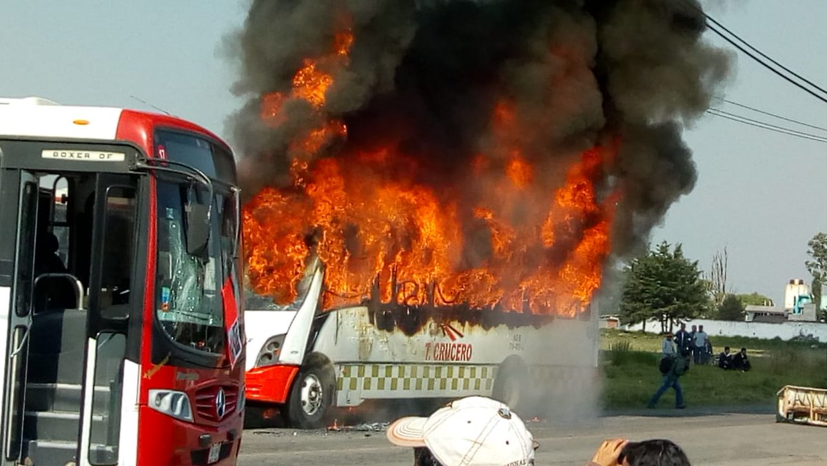 Habitantes de Otzolotepec queman camiones; exigen pagar gastos