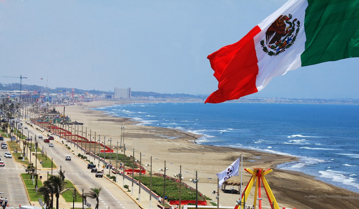 Habitantes de Veracruz mitigan las altas temperaturas en las playas