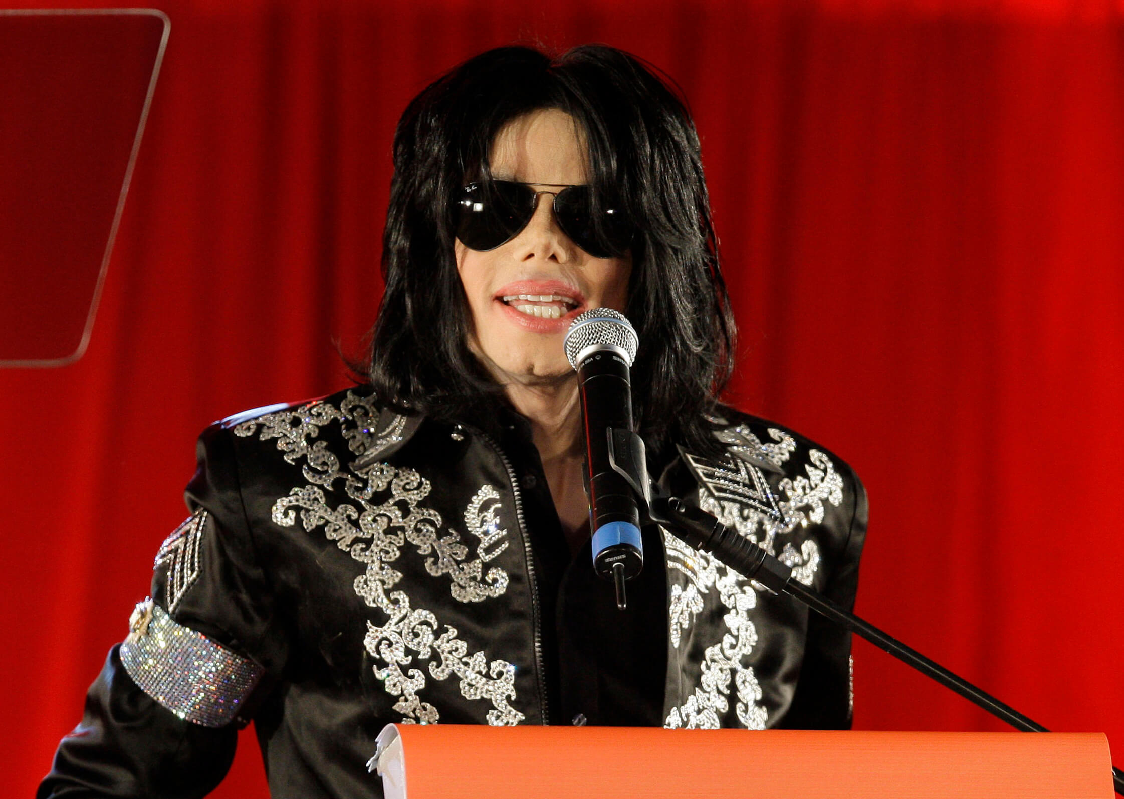 Herederos Michael Jackson demandan cadena ABC