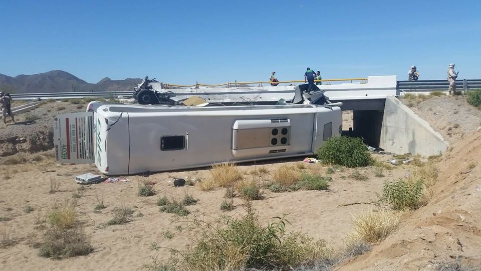 Accidente carretero deja un muerto y 19 heridos en Sonora