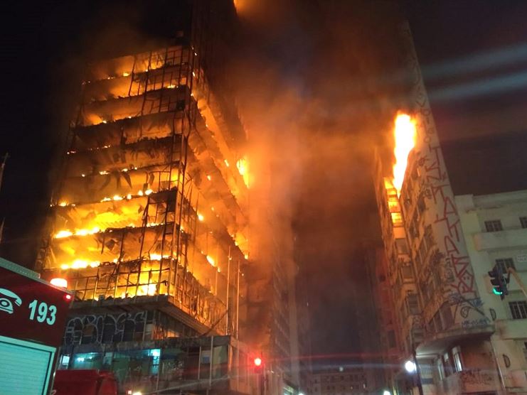 Se derrumba edificio incendiado en Brasil; hay una persona muerta