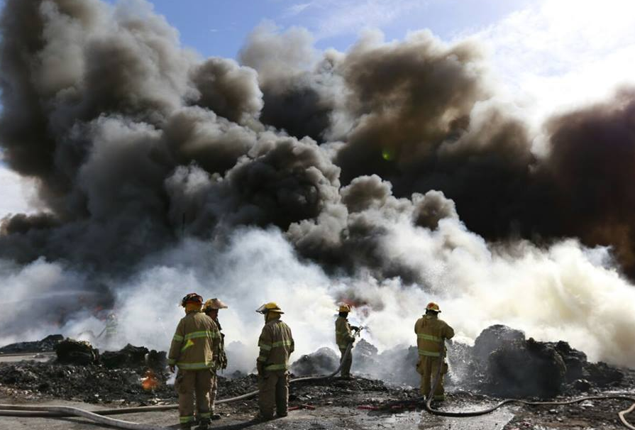 Combaten incendio en terreno donde almacenan plásticos, en Ciudad Juárez