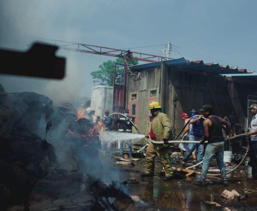 Explota tanque de gas en negocio de chatarra en Cosamaloapan, Veracruz