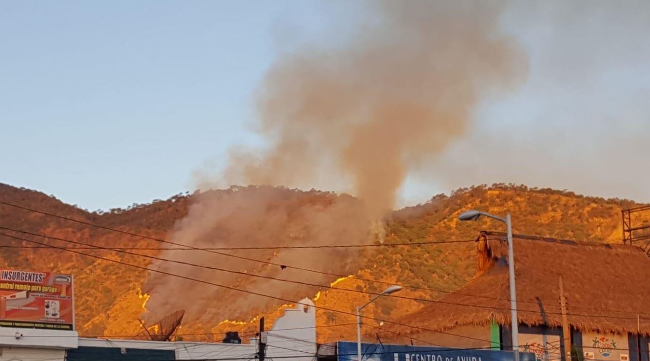 Brigadistas intentan control incendio en cerro de San Juan, en Nayarit