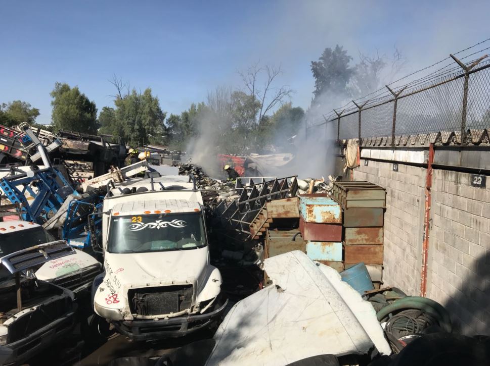 Bomberos controlan incendio en depósito de vehículos en San Juan Aragón